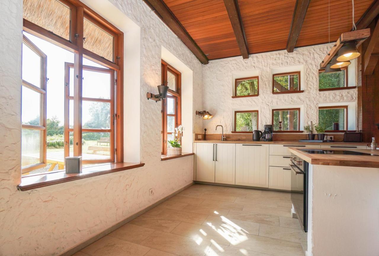 Ruhe Unter Reet-Haus Mit Sauna, Whirlpool Und Kamin Gnarrenburg المظهر الخارجي الصورة